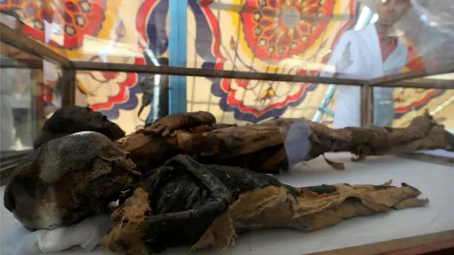 महिला र बालकको ममीमा उनीहरूले आफ्नो एउटा हात छातीमा राखेको देखिन्छ