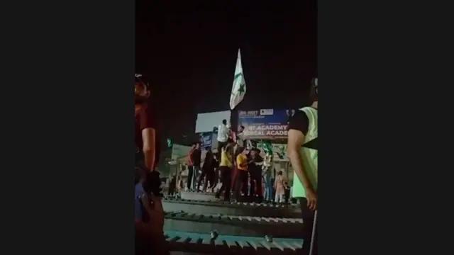 झंडा लगाते युवक