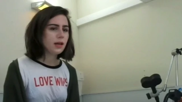 Dodie Clark, joven londinense que sufre trastorno de despersonalización