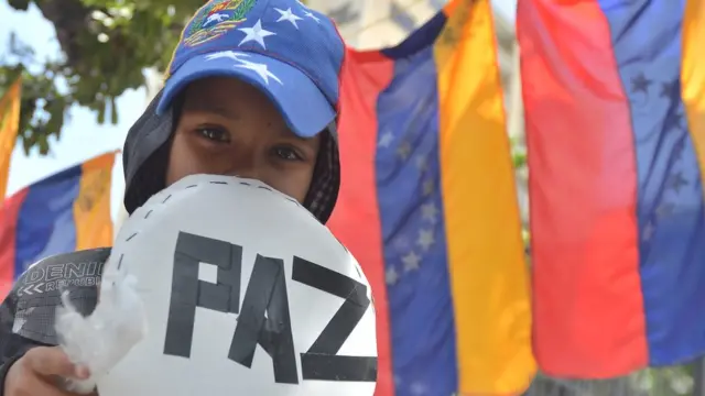 Un niño con un cartel de paz.