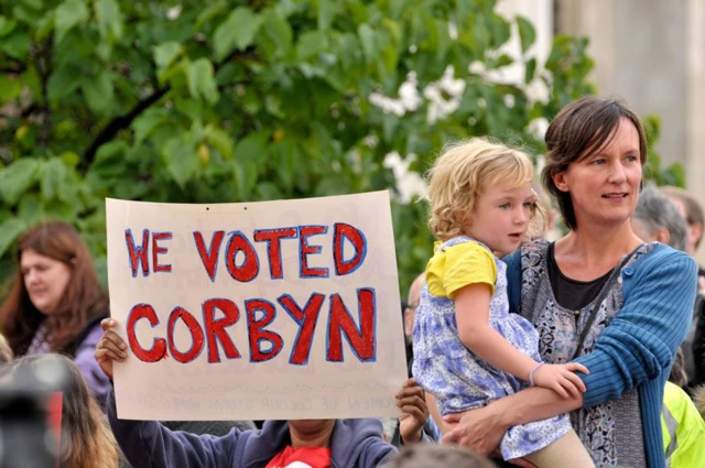 حامیان کوربین بیرون پارلمان- سپتامبر۲۰۱۵