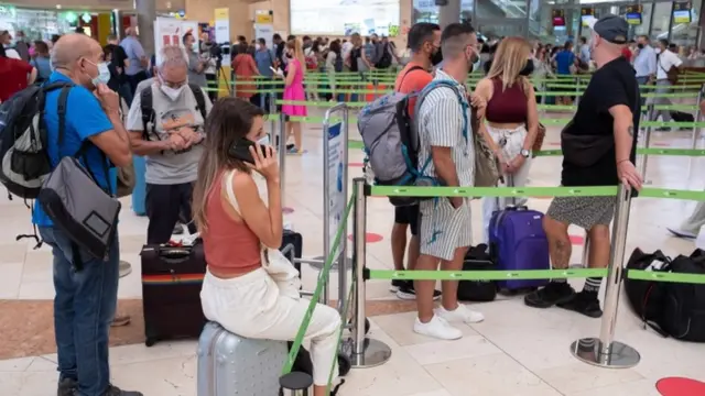 Пасажири в аеропорту