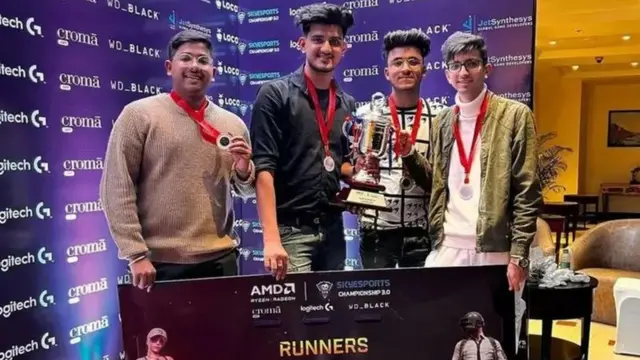 7C జట్టు సభ్యులు. మధ్యలో బ్లాక్ షర్ట్ వేసుకున్న వ్యక్తి ప్రిన్స్.