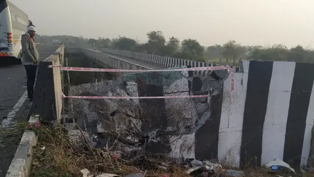 वर्धा जिल्ह्यातील सेलसुरा जवळ 'झायलो' कार नदीत कोसळली.