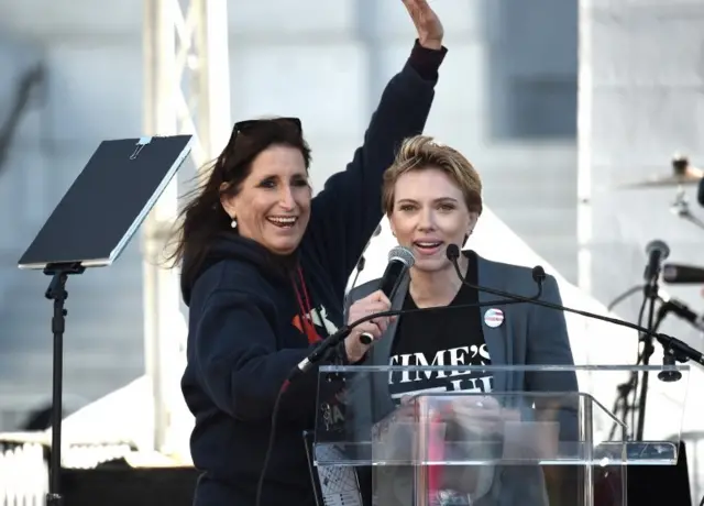 اسکارلت جوهانسون (راست) در کنار بنیانگذار تظاهرات زنان