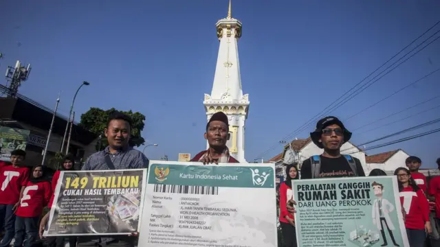 Pegiat komunitas kretek melakukan aksi damai di Tugu Pal Putih, Yogyakarta, Rabu (30/5). Dalam aksi itu, mereka mendorong pemerintah menyediakan tempat khusus merokok di ruang publik menyusul banyak daerah yang memberlakukan perda larangan merokok.