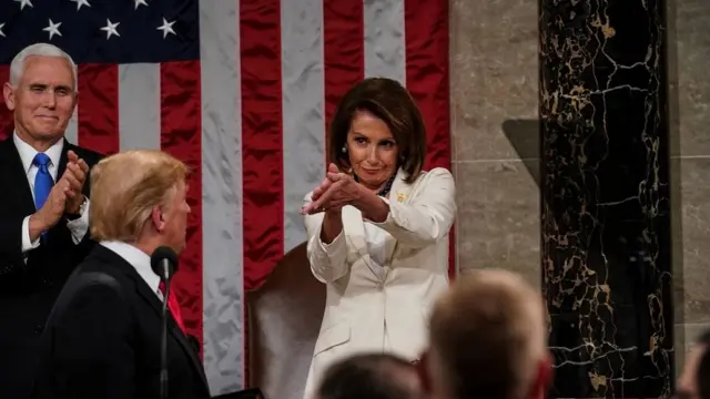 Nancy Pelosi yatangije anashyigikira umugambi wo kweguza Bwana Trump (uhindukiye amureba)