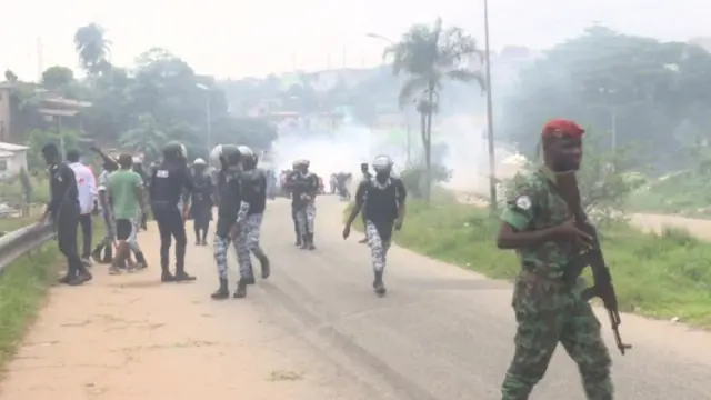 ፖሊስ ኣድነቕቱ ንምብታን መንብዒ ጋዝ ተጠቒሞም