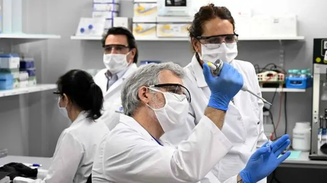 Des techniciens font des recherches sur le Covid-19 dans un laboratoire de Buenos Aires, en Argentine ;