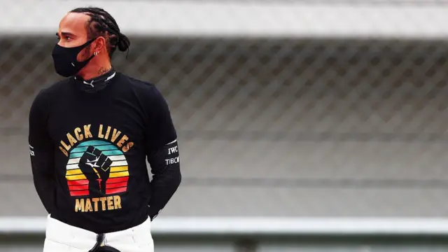 لوئیس همیلتون از ورزشکاران فعال در زمینه مبارزه با نژادپرستی است