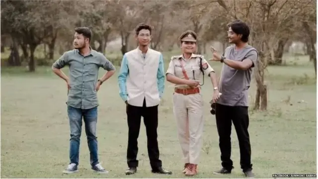 આસામનાં સબ-ઇન્સ્પેક્ટર જુનમોની રાભા પોતાના મંગેતર રાણા પોગાગ (કોટી પહેરેલ) સાથે