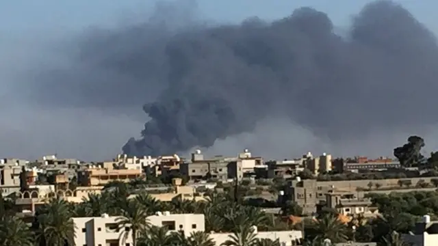 دخان يتصاعد من أحد أحياء طرابلس جراء القصف