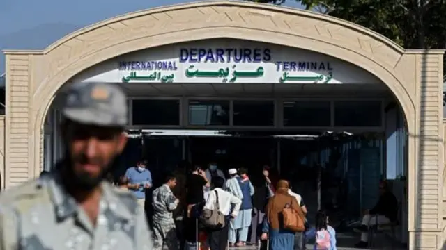 Raia wa Afghan wakiondoka nchini kwao