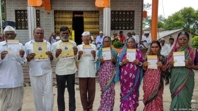 कर्जमाफीचं प्रमाणपत्र मिळालं पण कर्ज माफ झालं नाही, असं साटंबा गावातल्या या शेतकऱ्यांचं म्हणणं आहे.