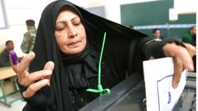 من الأرشيف: امرأة عراقية تصوت في الانتخابات