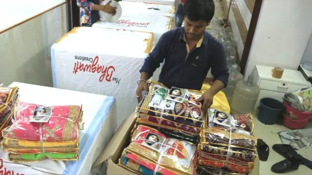 చీరలపై చిన్నారి ఫొటో