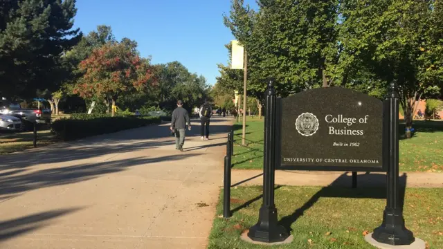 Lối vào College of Business, Đại Học Central Oklahoma