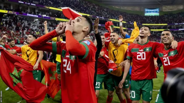 فاجأ المنتخب المغربي لكرة القدم العالم عندما حل رابعاً في نهائيات كأس العالم 2022 في قطر محققاً أرقام قياسية