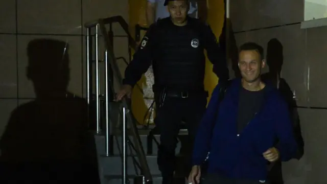 Navalny deja la corte tras ser condenado a 30 días de prisión.