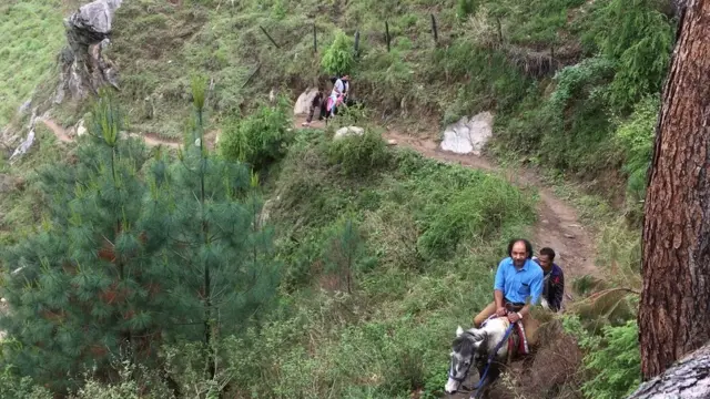 चार मील घोड़े पर चल कर पहुंचते हैं ब्रेसवाना