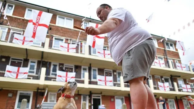 Английские флаги на доме в южном Лондоне