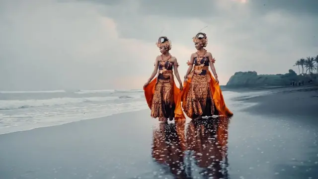 الراقصتان الإندونيسيتان كاديك دوي مارتيني وني كاديك فيرنا إريكاياني