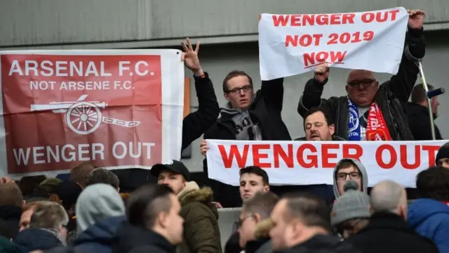 Awọn ololufẹ ẹgbẹ agbabọọlu Arsenal kan n pe fun idaduro Wenger gẹgẹbii olukọni ikọ naa