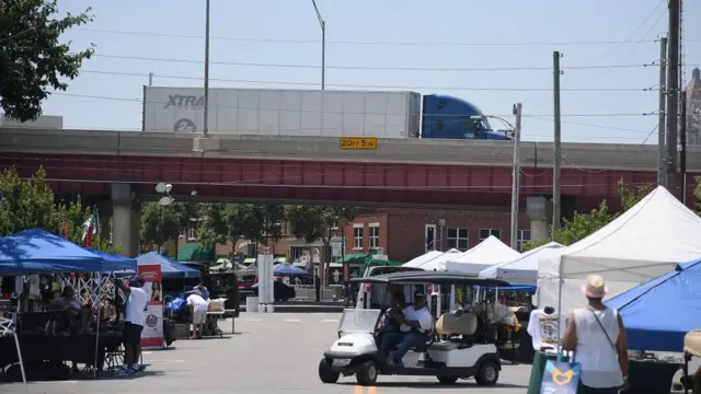 Interestadual 244 corta o bairro de Greenwood em Tulsa