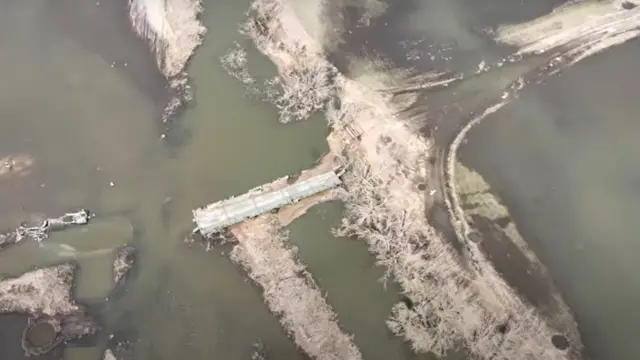 "Розлита" річка Ірпінь після зруйнованої дамби біля Мощуна в березні 2022. Та залишки російського понтона