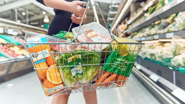 Mujer en el supermercado