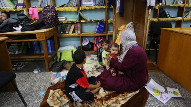 خانواده‌های فلسطینی از خانه‌هایشان در غزه فرار کرده و در مدرسه‌ها پناه گرفته‌اند