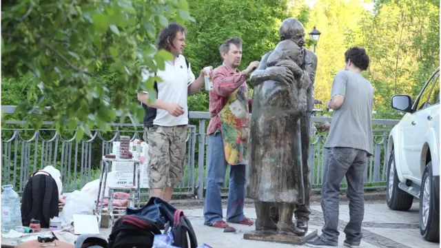 ألكسندر مورغاتسكي وصديقه غريغوري كوستيوكوف يضعان اللمسات الأخيرة