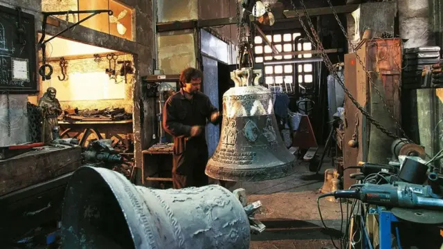 Homem fundindo sino em Molise