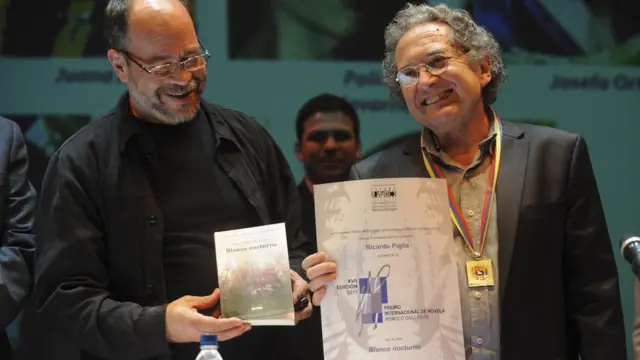 Ricardo Piglia recibe el premio Rómulo Gallegos por su novela "Blanco Nocturno", en Caracas, Venezuela, en 2011.