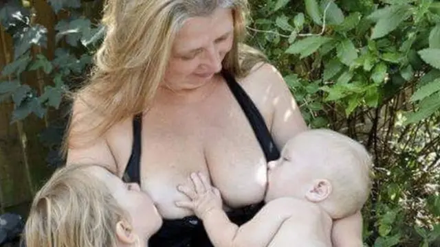 Samantha Gadsden akinyonyesha watoto wake