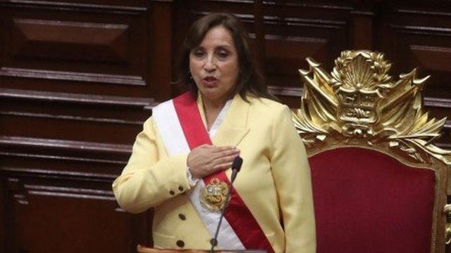 Quién Es Dina Boluarte La Primera Mujer Presidenta De Perú Y Cuál Es Su Principal Reto Bbc 
