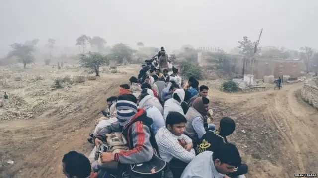 रेल्वेच्या छतावर प्रवाशी