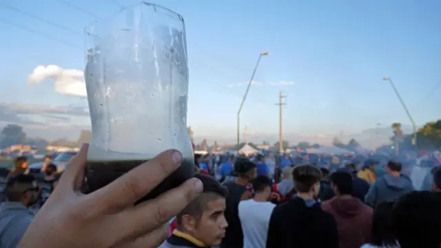 La botella cortada por la mitad que, durante el concierto del músico de culto argentino Indio Solario, la gente levanta cual bandera.