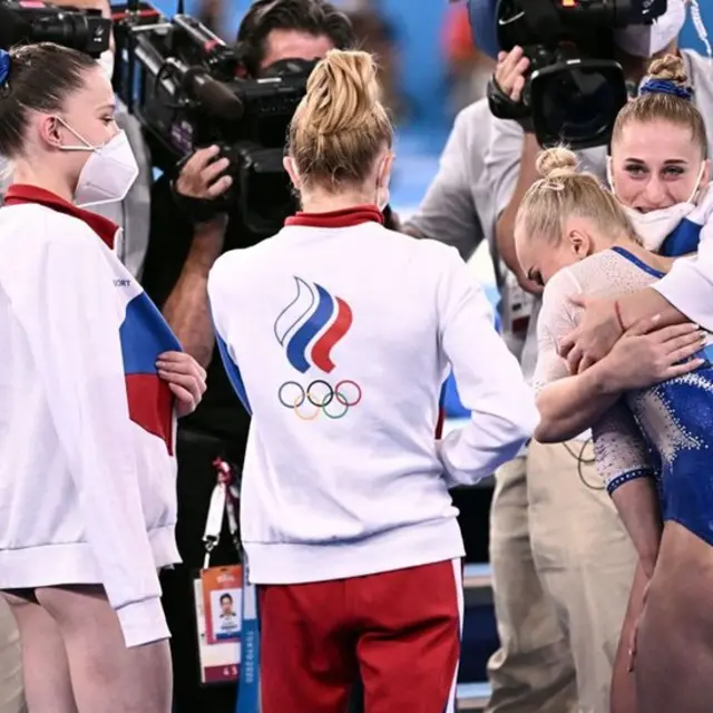 Los atletas rusos llevan en sus uniformes la bandera del Comité Olímpico de su país.