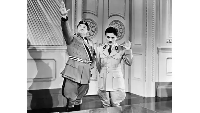 يجسد جاك أوكي في الفيلم شخصية نابالوني، وهو ديكتاتور إيطالي يتنافس مع هينكل بطرق صبيانية