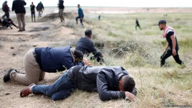 ਅੱਥਰੂ ਗੈਸ ਤੋਂ ਬਚਦੇ ਫ਼ਲਸਤੀਨੀ