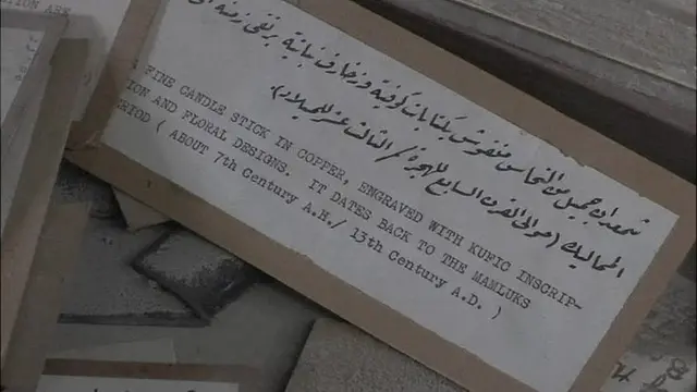 القوات العراقية وجدت أكياسا من بطاقات تعريفية خاصة بالتماثيل والقطع الأثرية مرمية في رواق المدخل الرئيسي للمتحف