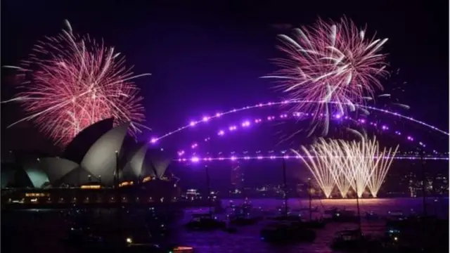 Sydney Opera House and di Harbour Bridge provid di backdrop to di annual New Year's Eve fireworks