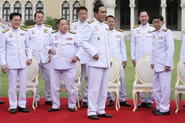 ครม. ประยุทธ์ ถ่ายรูปหมู่ที่หน้าทำเนียบรัฐบาล