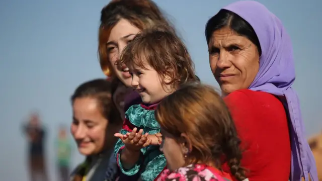 Ezidi mülteciler IŞİD'in yenilgisini kutluyor (2015)
