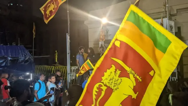 காலி முகத்திடலில் போராட்டக்குழுவினர்