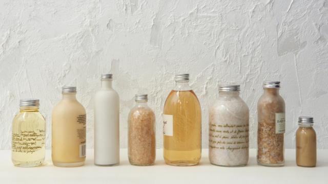 Frascos com produtosjogo do astronauta pixbethigiene