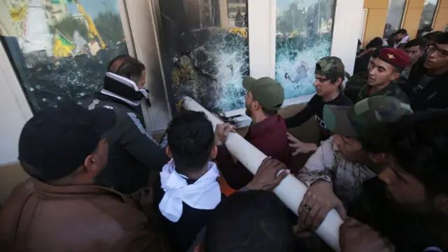 امریکی سفارت خانے پر دھاوا