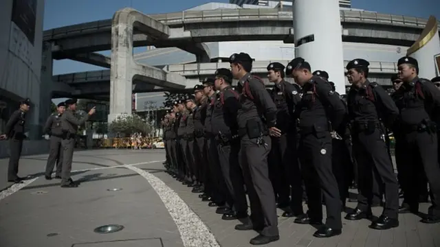 ตำรวจเข้าแถว