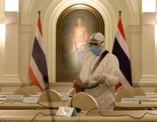 เจ้าหน้าที่พ่นน้ำยาฆ่าเชื้อในห้องประชุมที่ทำเนียบรัฐบาล